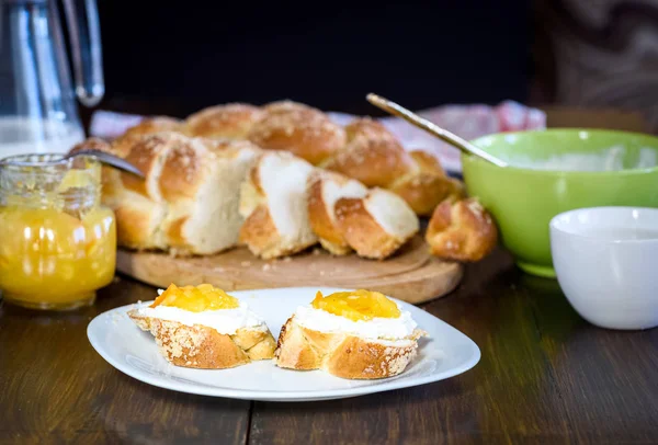 ahşap masa Challah ekmek