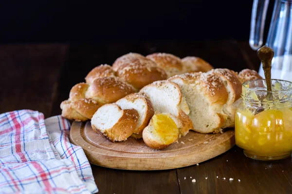 ahşap masa Challah ekmek