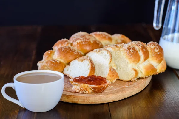 Challah-Brot auf Holztisch — Stockfoto