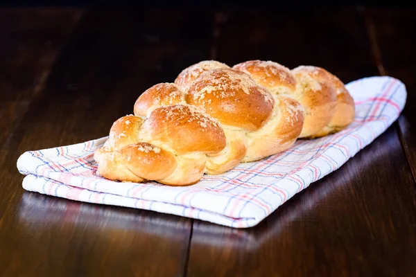 Challah-Brot auf Holztisch — Stockfoto