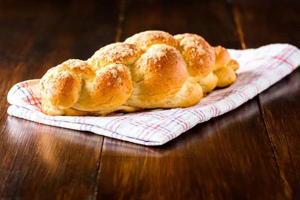 ahşap masa Challah ekmek