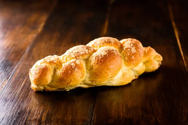 Challah-Brot auf Holztisch — Stockfoto