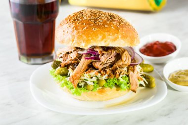 Çekilmiş domuz burger.