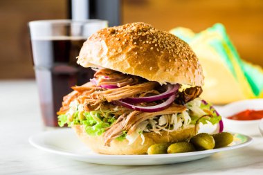 Çekilmiş domuz burger.