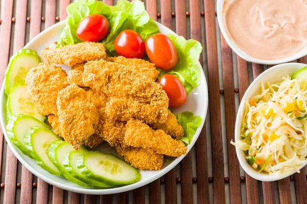 Nuggets de pollo con papas fritas — Foto de Stock