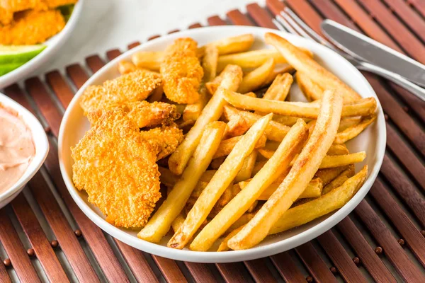 Kyckling nuggets med pommes frites — Stockfoto