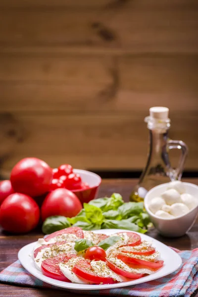 Mozzarella peyniri ve domates — Stok fotoğraf