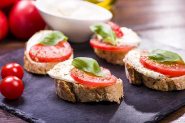 Mozzarella peyniri ve domates