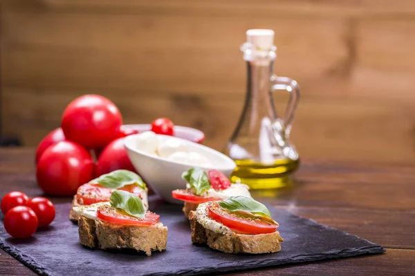 Mozzarella cheese and tomatoes — Stock Photo, Image