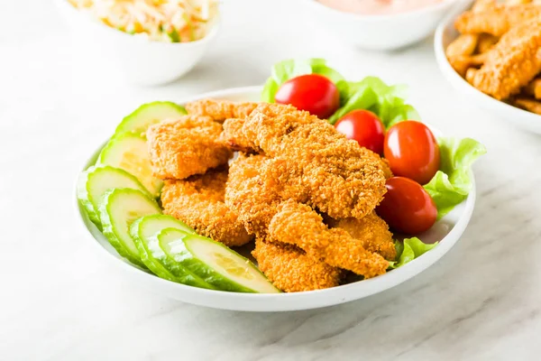 Nuggets de pollo con papas fritas — Foto de Stock