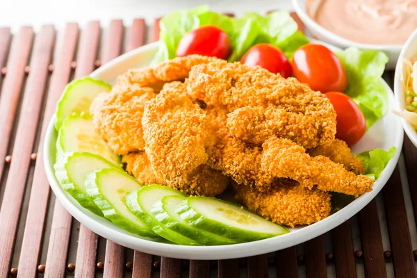 Nuggets de pollo con papas fritas — Foto de Stock