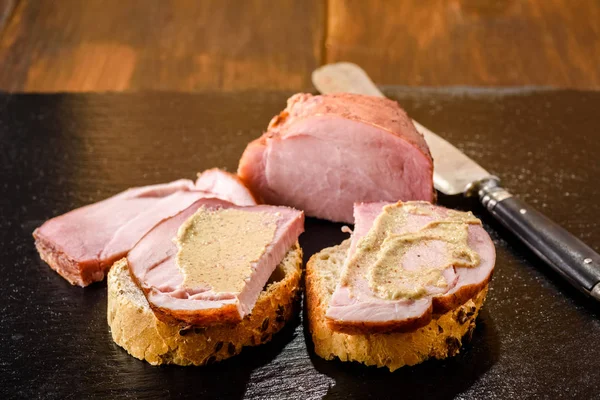 Liten smörgås med skinka — Stockfoto
