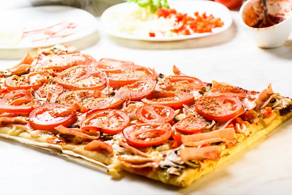 Att göra hemmagjord pizza — Stockfoto