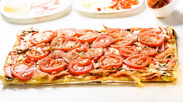 Zelfgemaakte pizza maken — Stockfoto