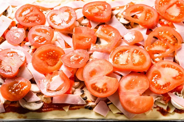 Zelfgemaakte pizza maken — Stockfoto