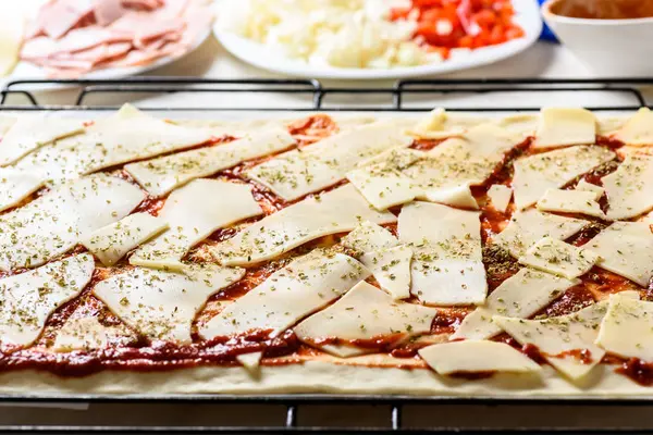 Zelfgemaakte pizza maken — Stockfoto