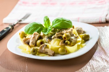 Tagliatelle makarna tavuk ve mantar ile