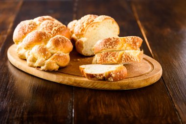 ahşap masa Challah ekmek