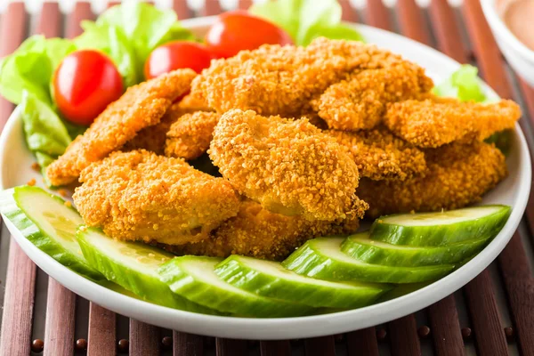 Csirke nuggets, sültkrumplival — Stock Fotó