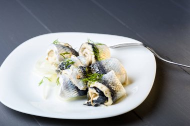 Soğan ile haddelenmiş ringa balığı