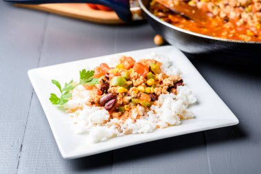 Chilli con carne pirinç