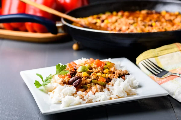 Chilli Con Carne riisin kanssa — kuvapankkivalokuva