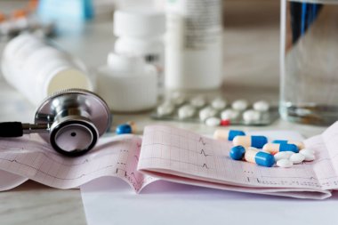 Tıp stetoskop ve Elektrokardiyogram,