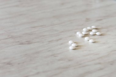 açık renkli tıp hapları