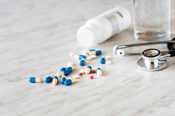 Orvostudomány tabletták és kapszulák-ra könnyű háttér — Stock Fotó