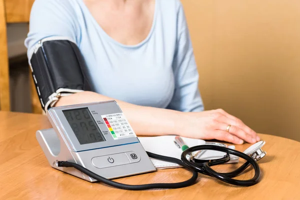Blood pressure measurement — Stock Photo, Image