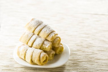 Cannoli ricotta krema ile doldurulmuş 