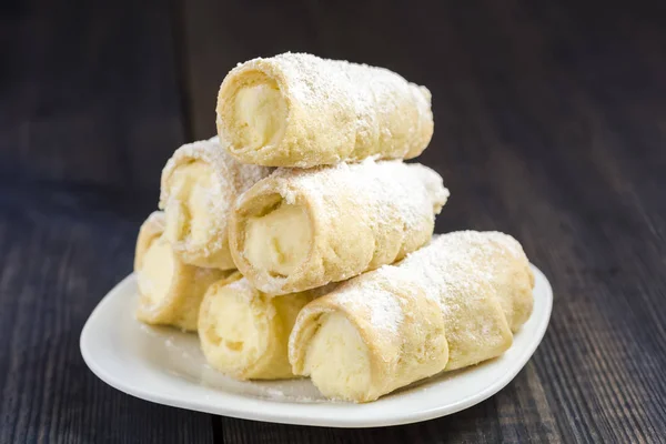 Cannoli ricotta krema ile doldurulmuş — Stok fotoğraf