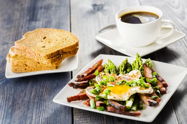 Asparagus with egg and bacon — Stock Photo, Image