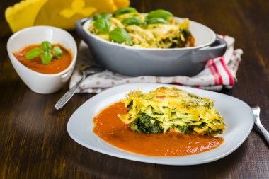 Kavrulmuş makarna ıspanak ile