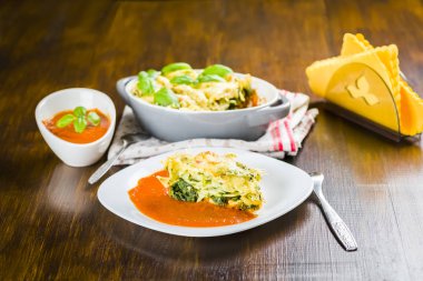 Kavrulmuş makarna ıspanak ile