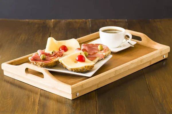 Käse und Schinken zum Frühstück und Kaffee — Stockfoto