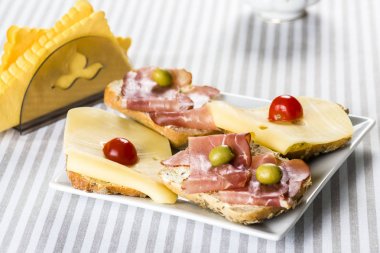 peynir ve jambon kahvaltı ve kahve için 