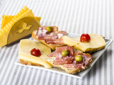 peynir ve jambon kahvaltı ve kahve için 