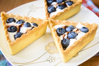 kek krem ve çilek ile