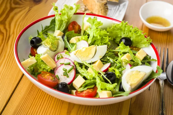 Refeição leve - salada com rucola — Fotografia de Stock