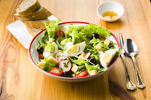 Lichte maaltijd - salade met rucola — Stockfoto