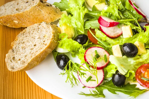 Легкая еда - салат с руколой — стоковое фото