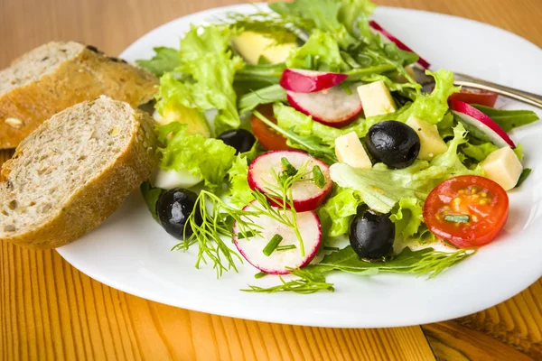 Lichte maaltijd - salade met rucola — Stockfoto