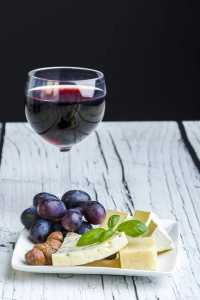 Pequeño plato de queso y fruta —  Fotos de Stock