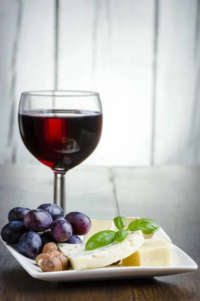 Pequeño plato de queso y fruta —  Fotos de Stock