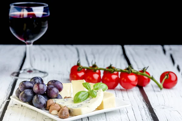 Piccolo piatto di formaggio e frutta — Foto Stock