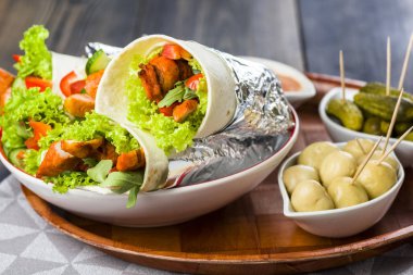 ekmeği et ve sebze ile