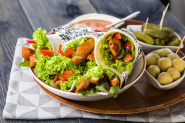 ekmeği et ve sebze ile