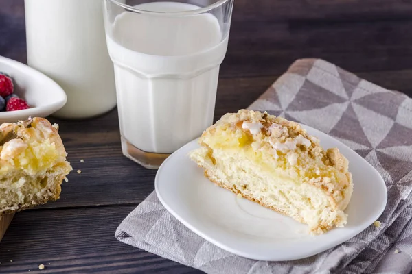 Élesztő-torta, pudingot és rebarbara — Stock Fotó