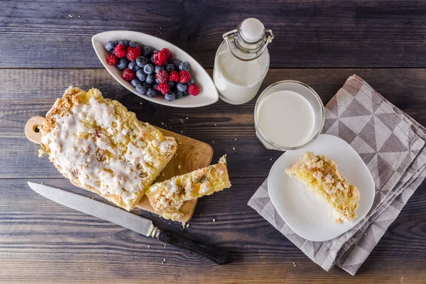 Hefekuchen mit Pudding und Rhabarber — Stockfoto